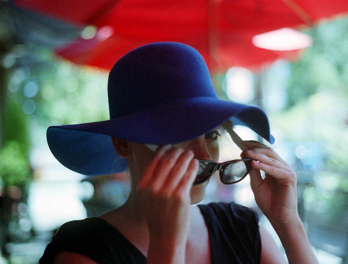фото женщины в очках и шляпе