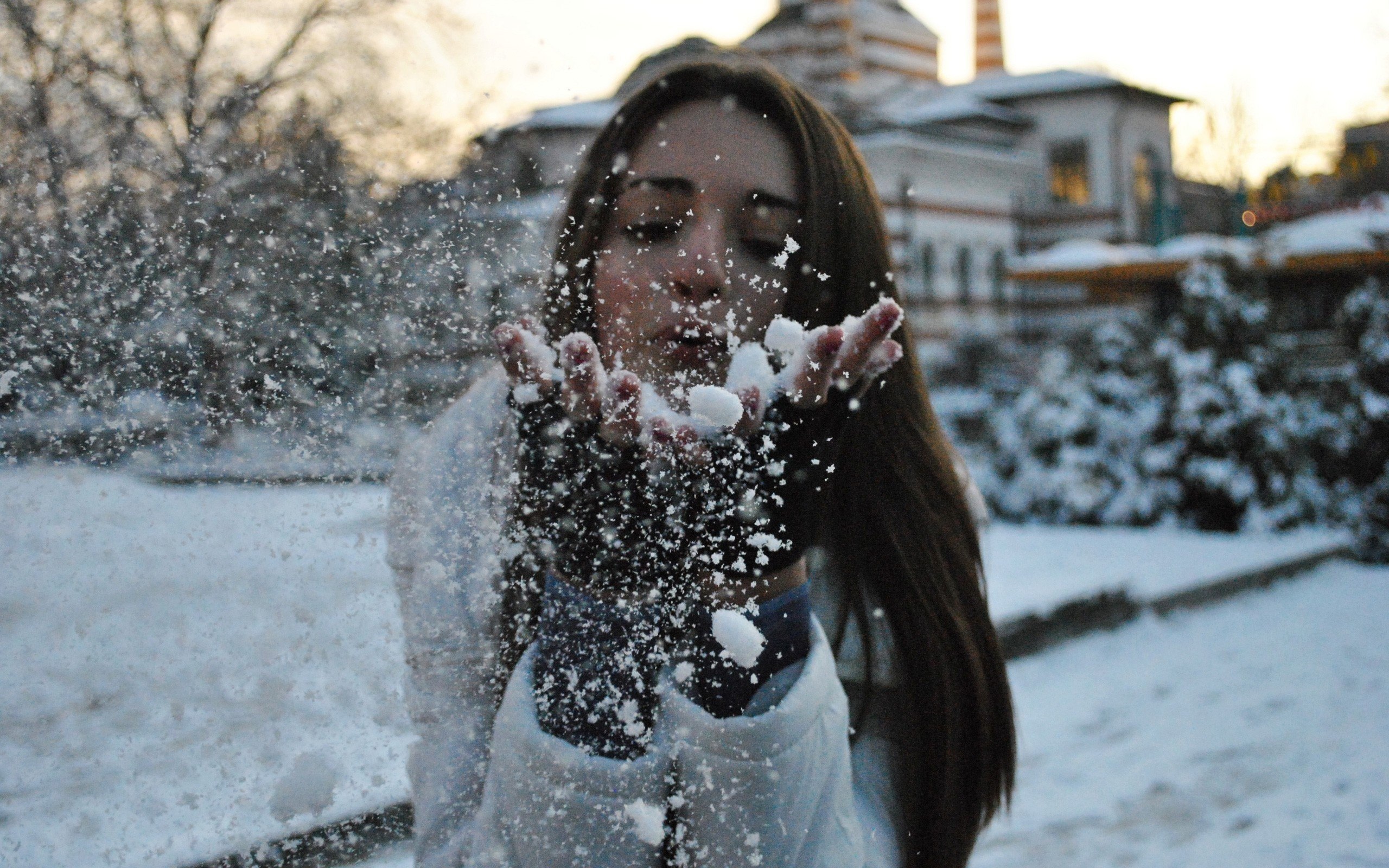 Девушка и снегопад