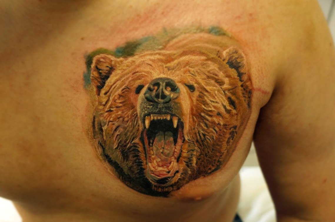 Татуировка медведь на груди