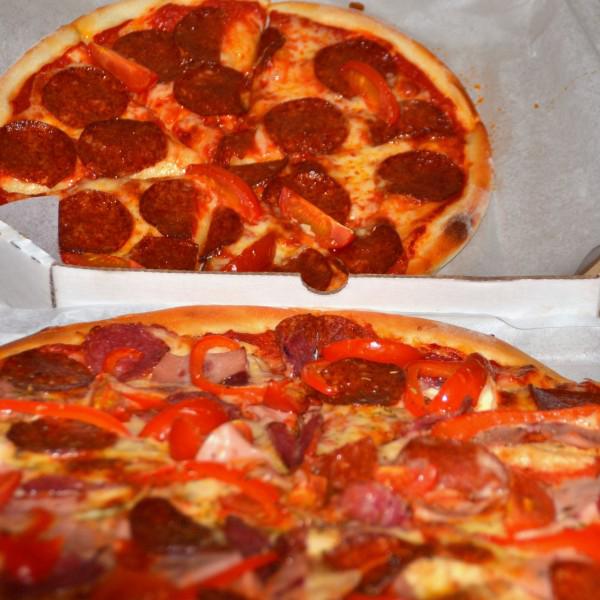 Очень мясная пицца Кватро карне и Пеперони от "Toccini pizza" :)