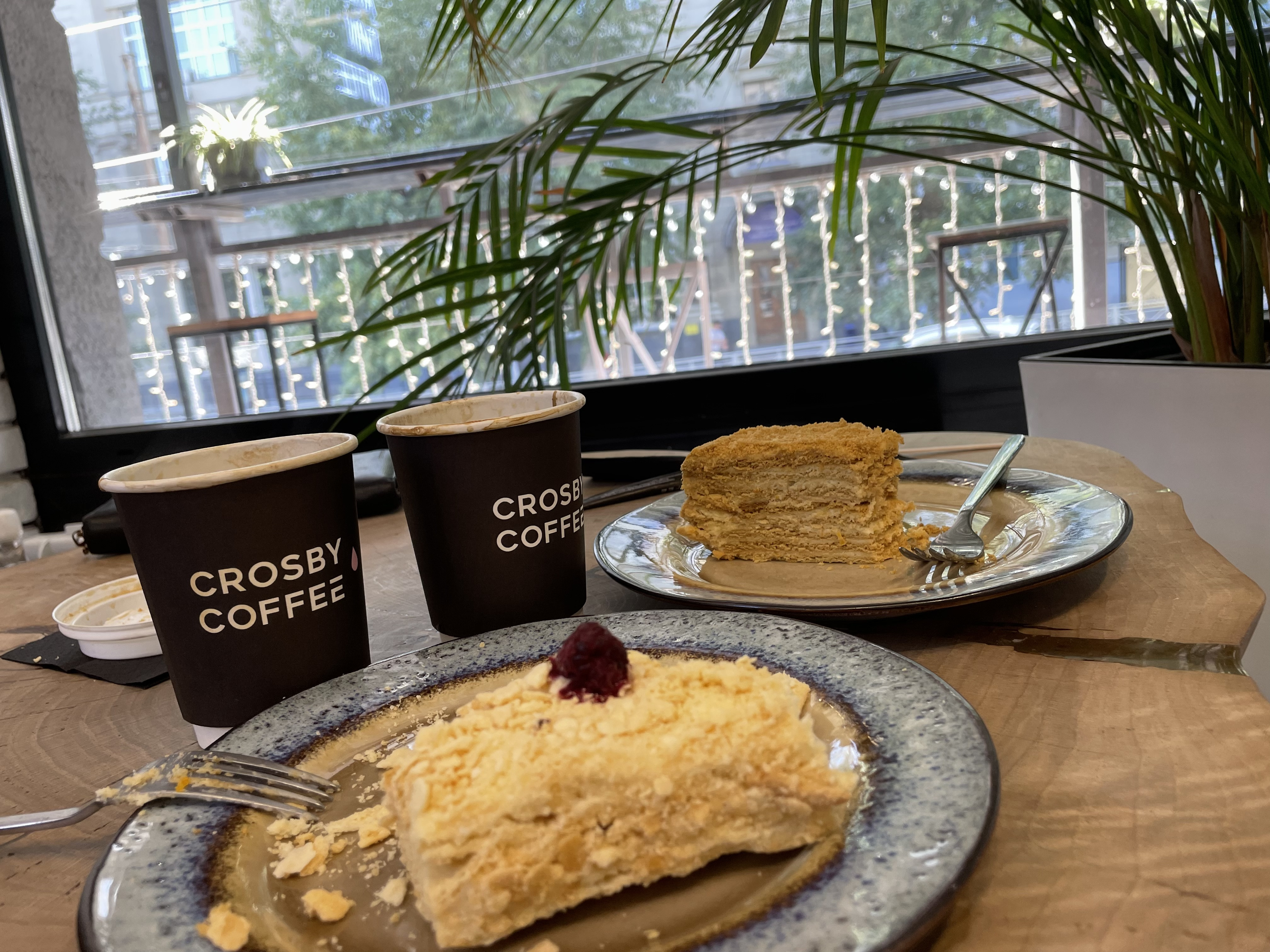 Crosby coffee. Торт Наполеон на Мосфильмовской. Crosby Coffee co кофейня фото.