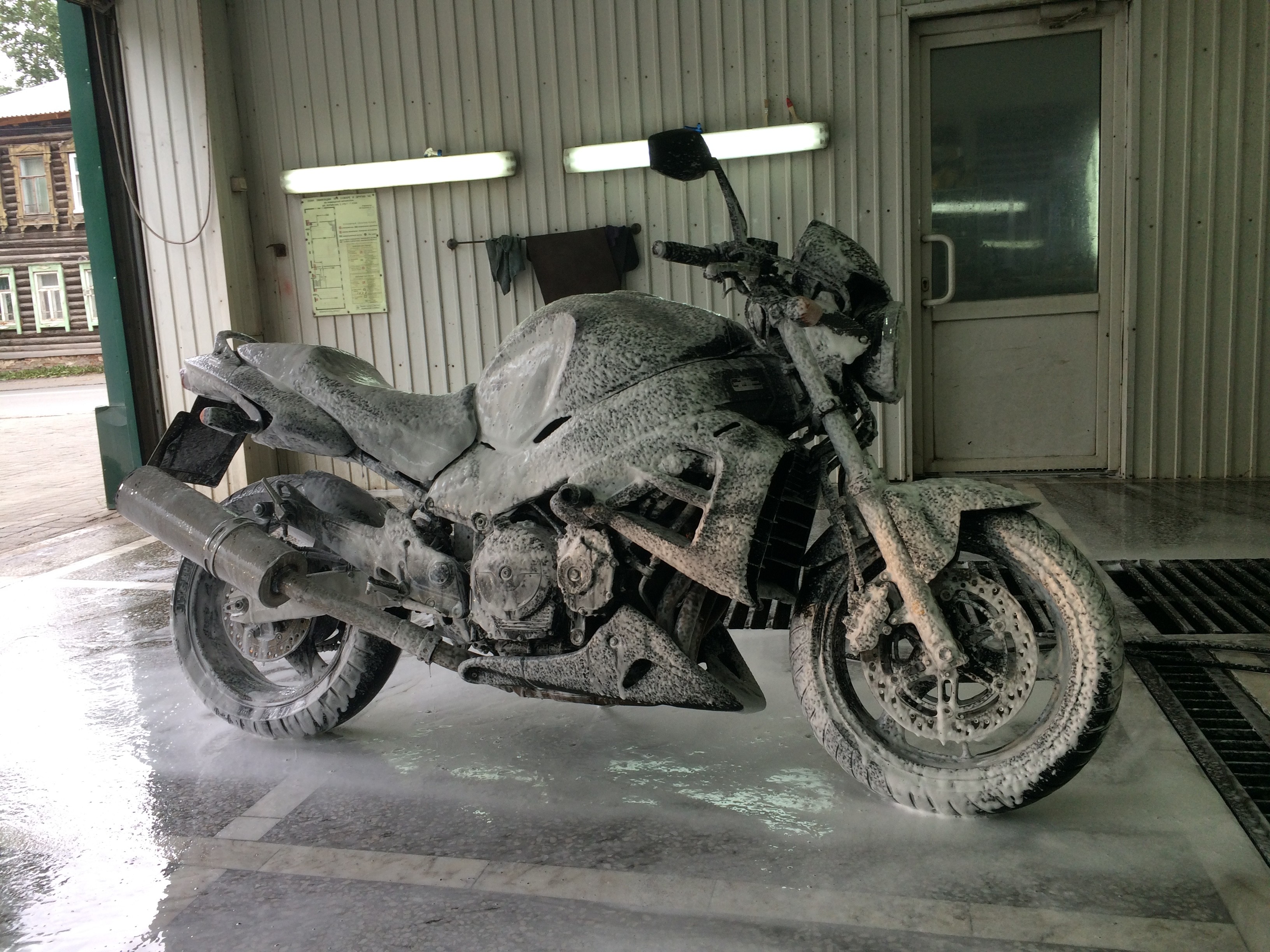 Мыло мотоцикл. Скутер на мойке. Мотомойка. Как мыть мотоцикл. Мойка мотоцикла фото.