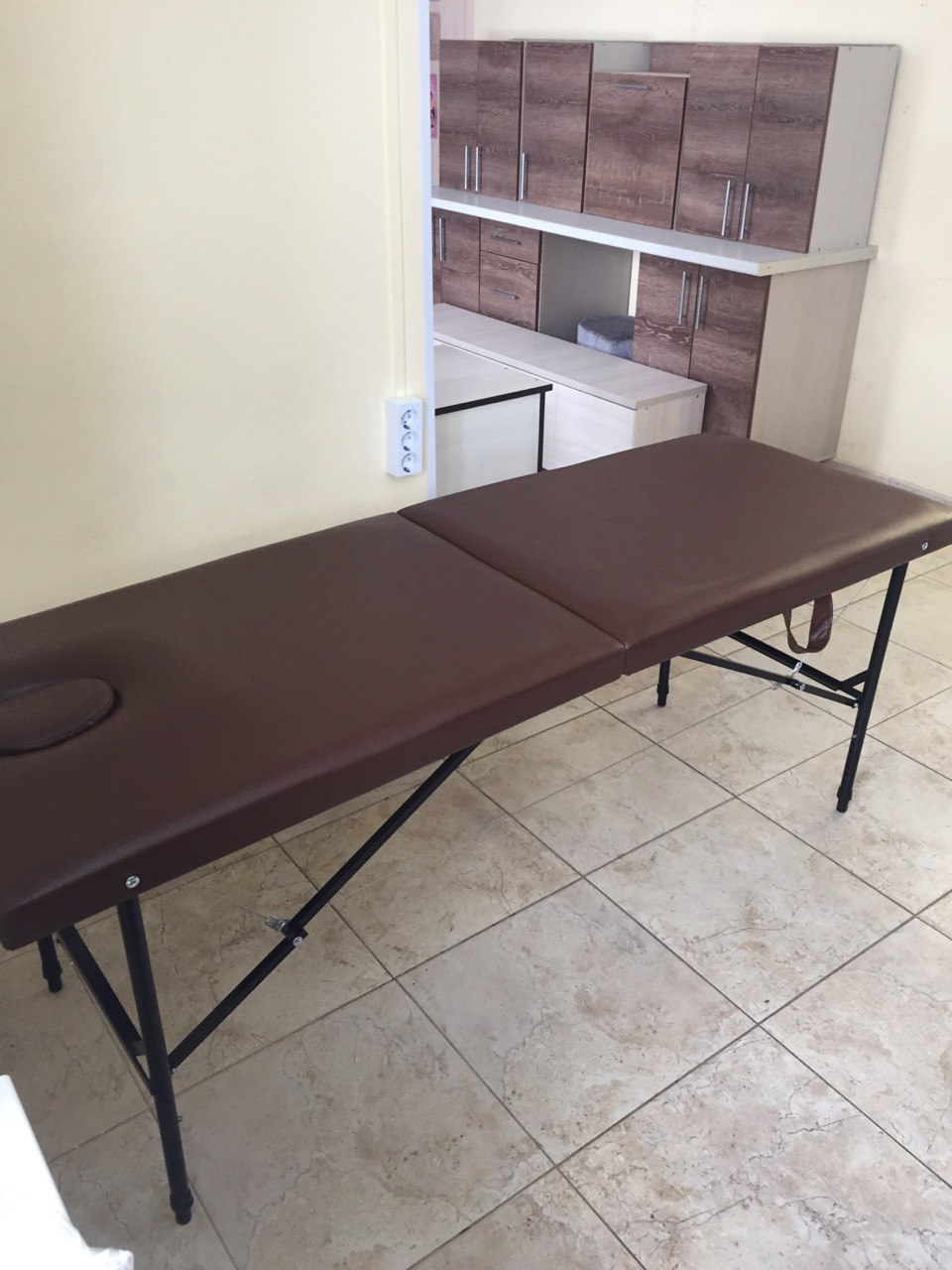 кушетка плюс. кушетка плюс. кушетка медицинская для осмотра бежевая с вставкой для рулона. кушетка медицинская для осмотра бежевая. кушетка медицинская bud 6265.