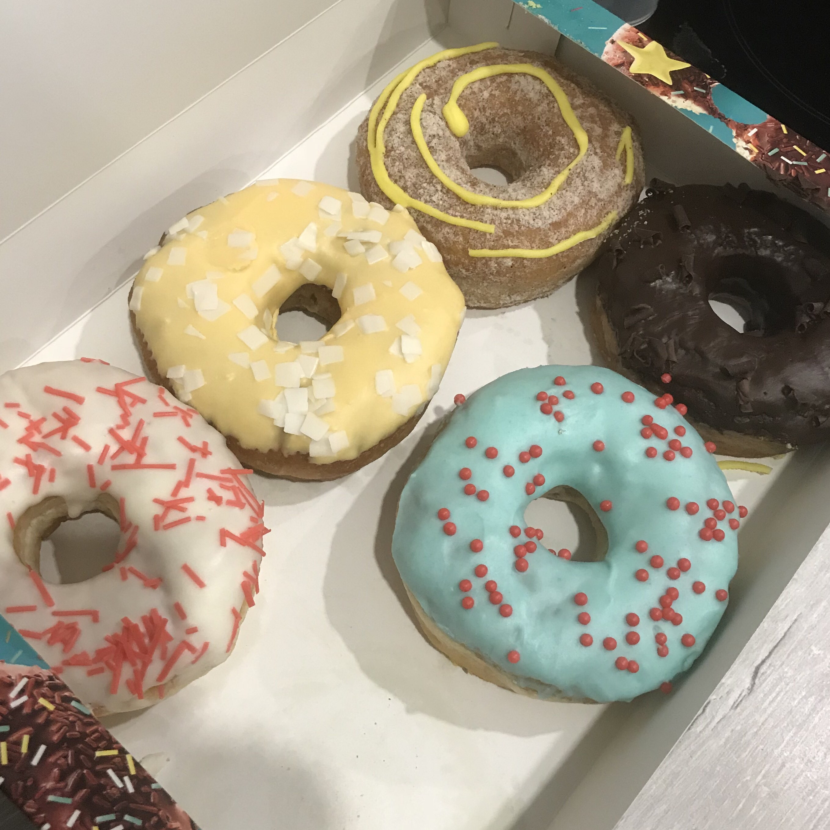 Star donuts. Star Donuts Екатеринбург. Star Donat Екатеринбург. Пончики Донатс кафе. Кофе и донат.