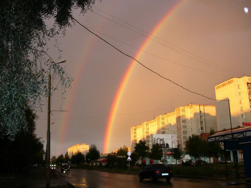 Радуга в городе. Радуга над городом. Радуга в небе в городе. Радуга после дождя в городе.