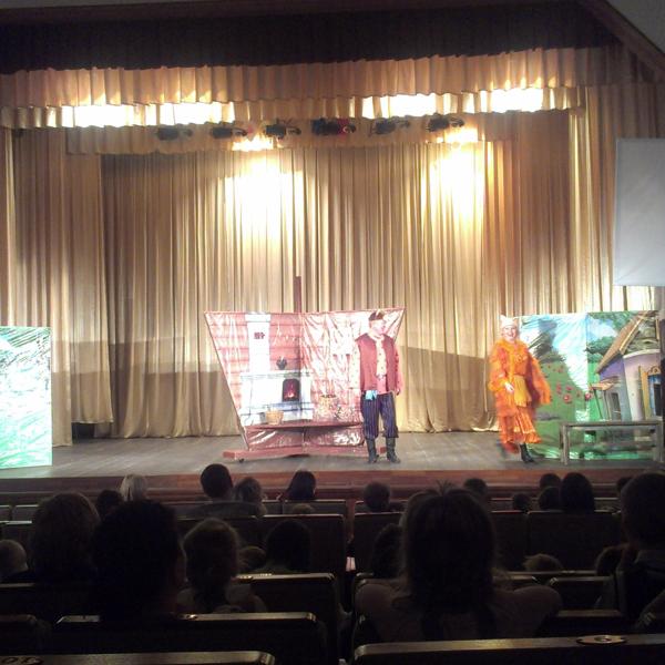 на сцене ДК Железнодорожников детский спектакль Медведь и Лиса