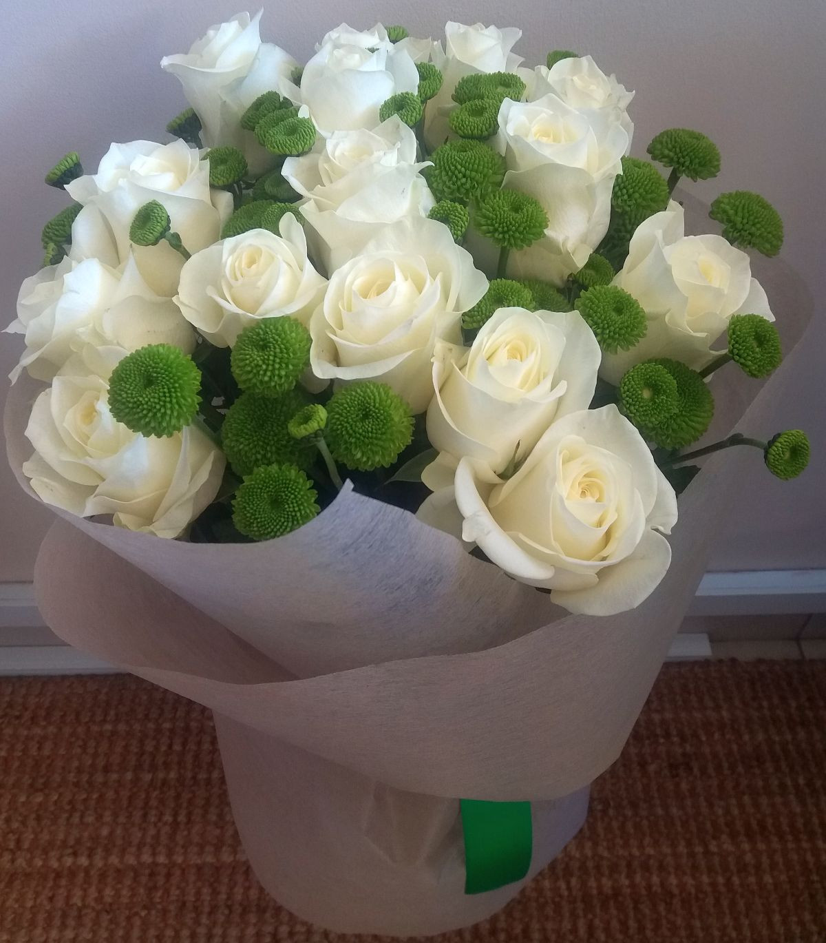Фото реальных букетов цветов дома. Букет белых роз. Букет из белых роз. Красивый белый букет. Реальные букеты цветов.