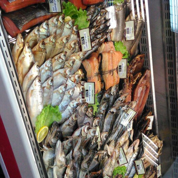 Красивая выкладка рыбы на витрине в пивном магазине фото