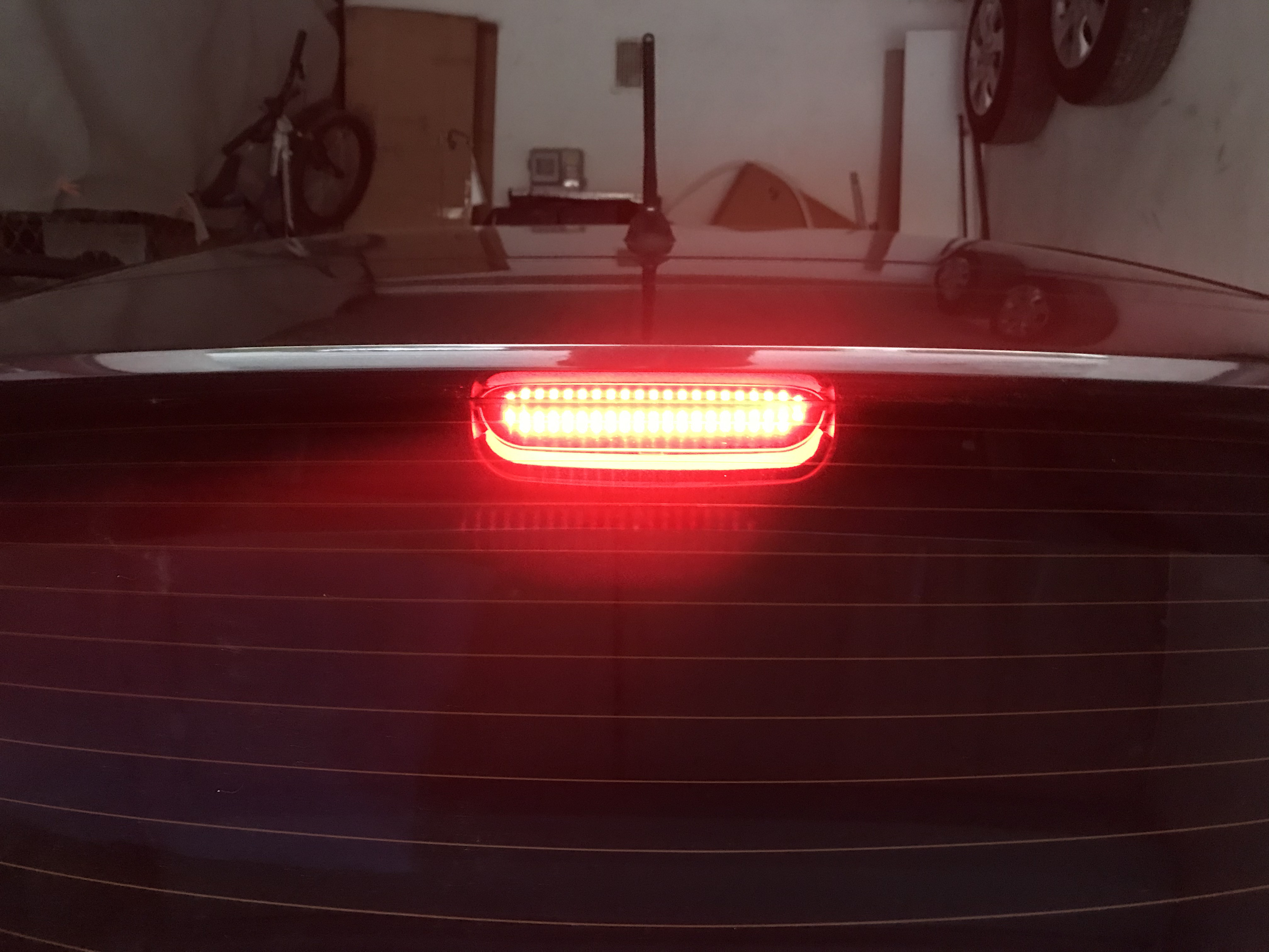 Нетюнинг ру. Светодиодные лампы в дополнительный стоп Mazda 3 хэтчбек (03-09) BK. Дополнительный стоп сигнал светодиодный на мазду тройку бл. NETUNING.