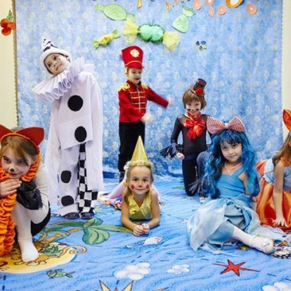 очень тёплые воспоминания, красивые артистичные детки, яркие костюмы - молодцы!