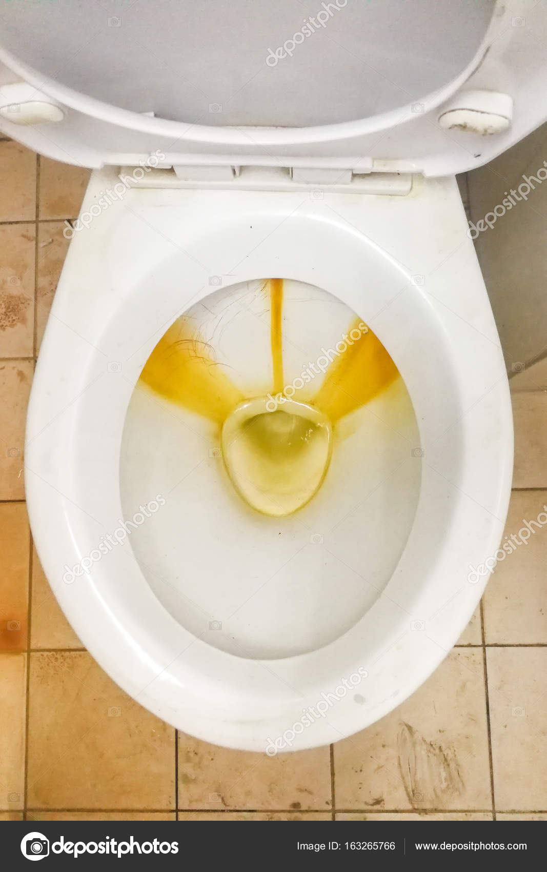 Побежала туалета. Желтый унитаз.