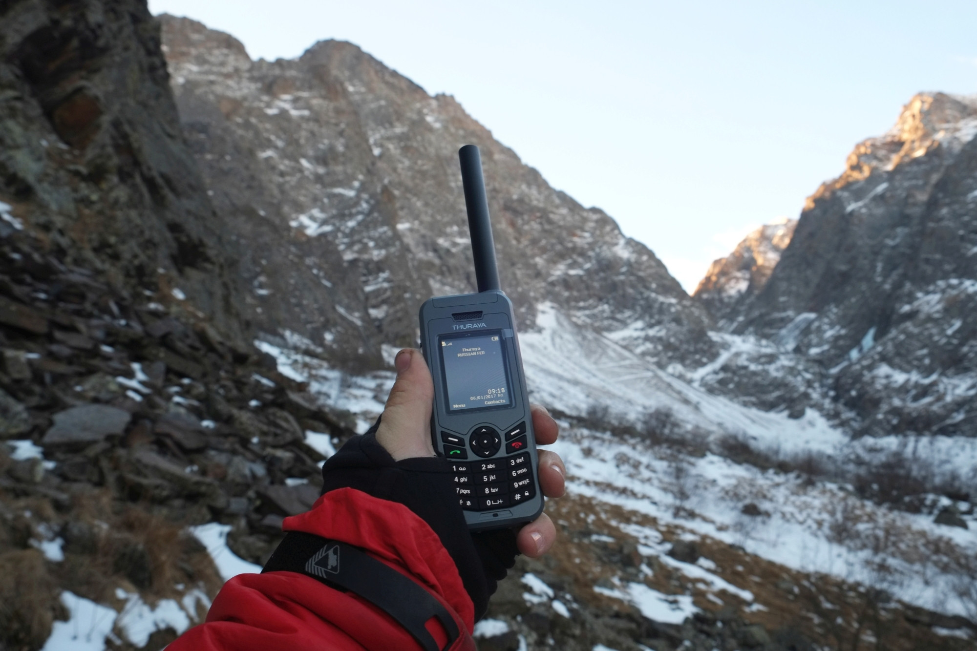 Satellite phone search. Первые спутниковые телефоны. Спутниковый телефон 2022. Человек со спутниковым телефоном. Российский спутниковый телефон.