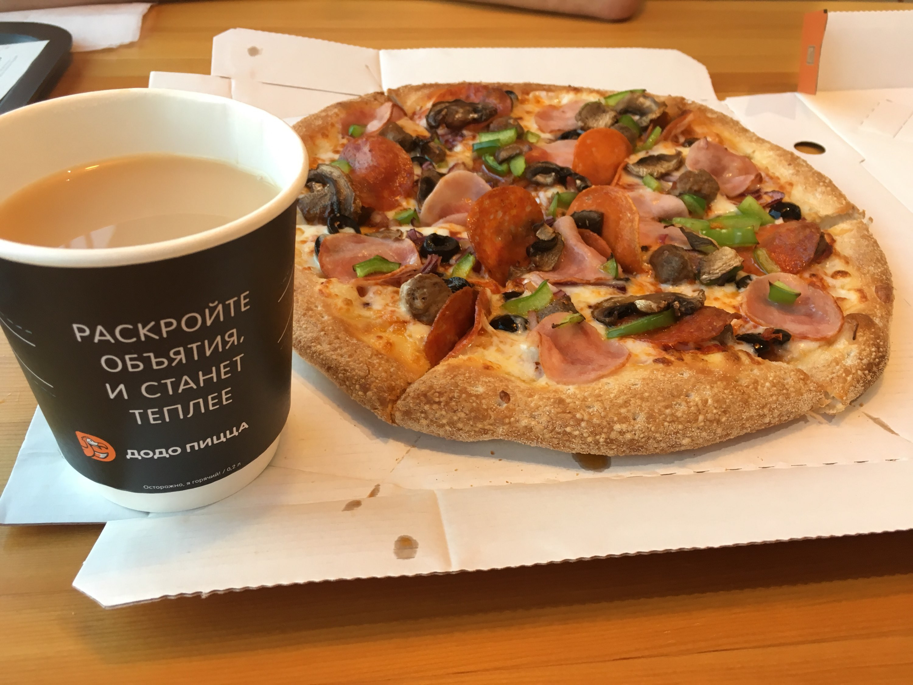 пицца и кофе фото