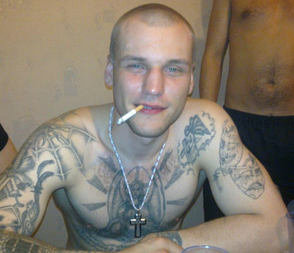 Корабли песня поет зек. Цыган поёт на зоне. Пацаны в колонии. Пацана зека песня. Преступник рецидивист.