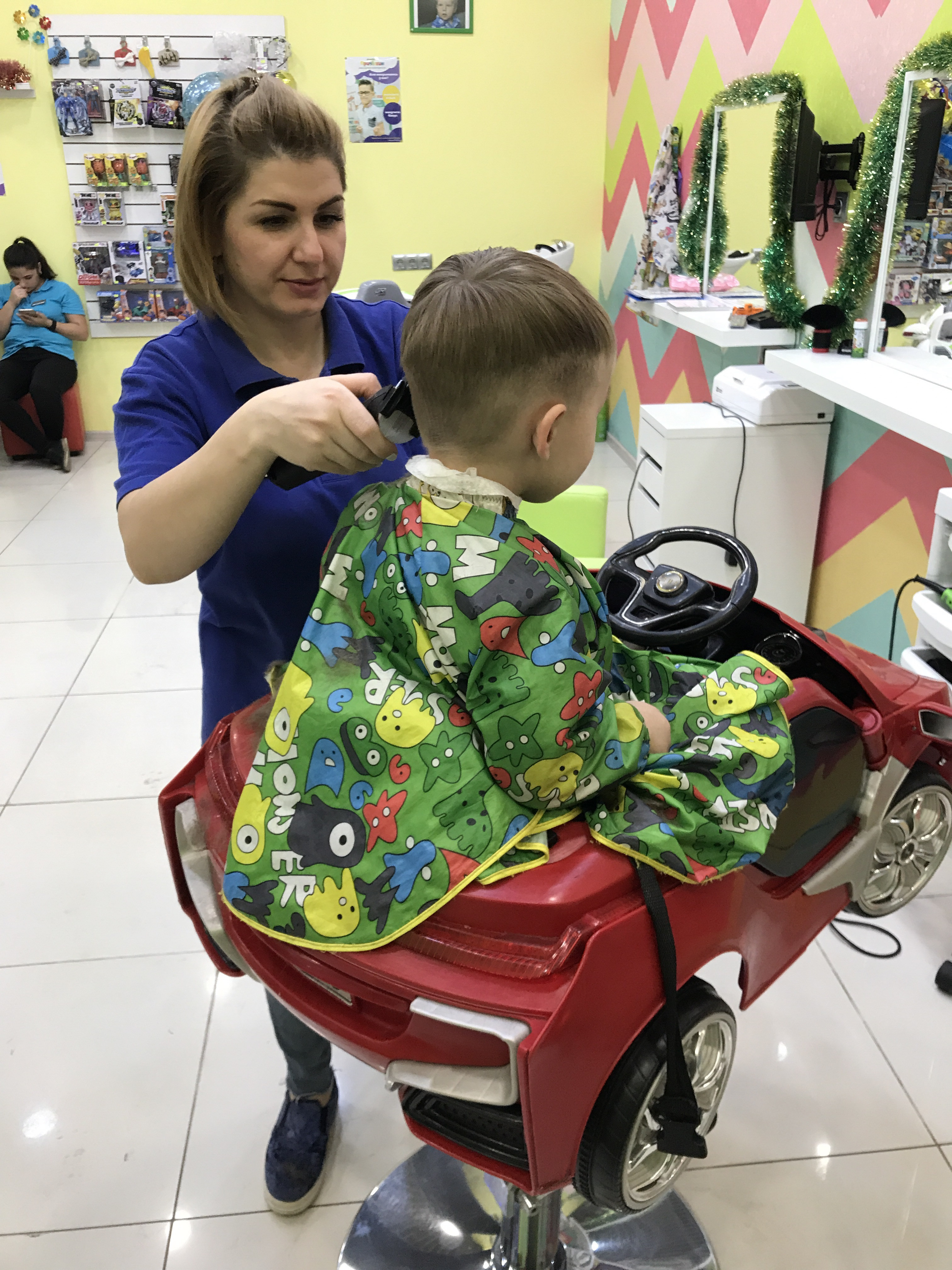 парикмахерская с детским креслом