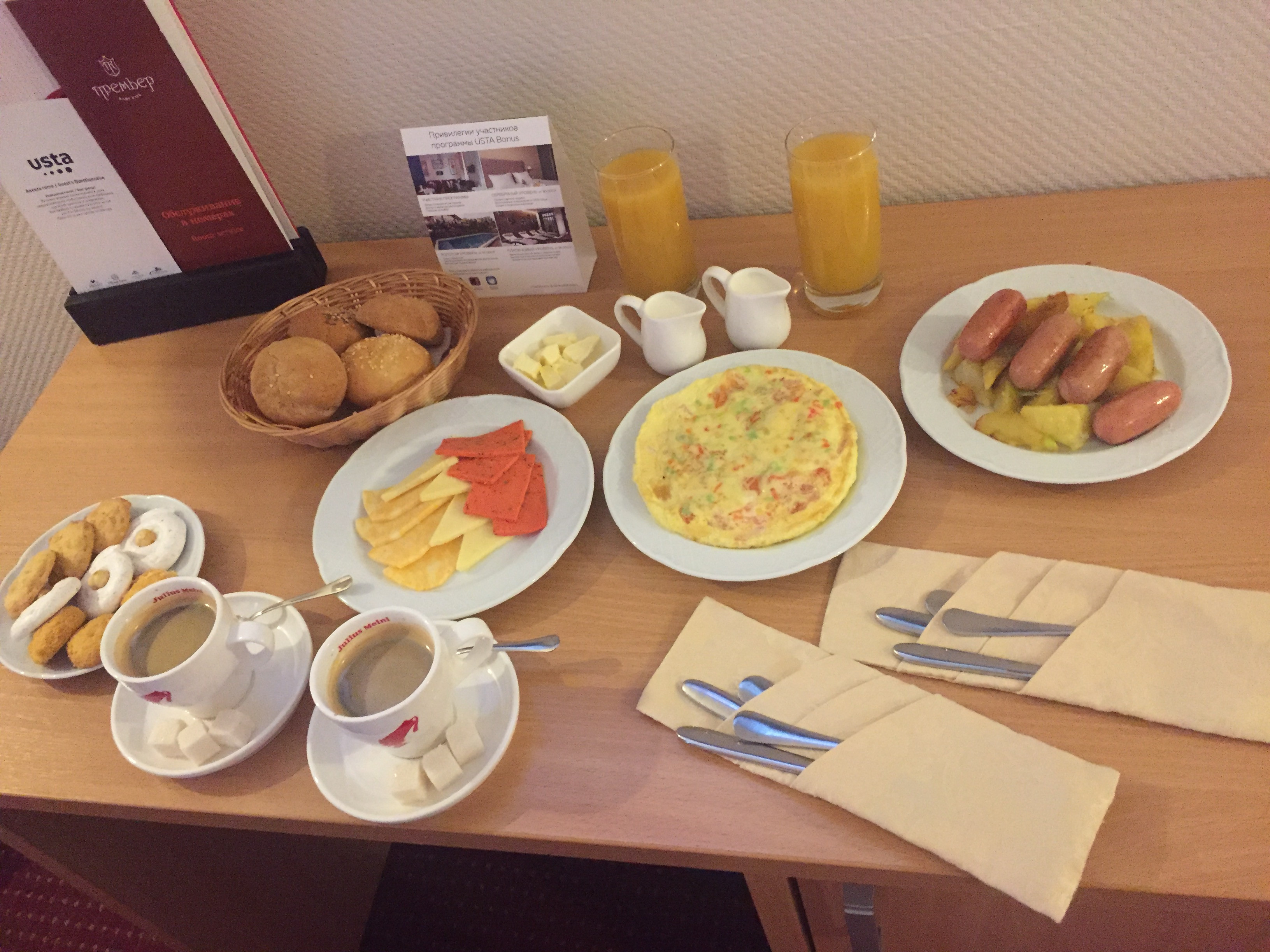 Позавтракать в екатеринбурге. Шведский завтрак в отеле. Завтраки в Екатеринбурге. Завтрак в номер. Завтрак в гостинице эконом.