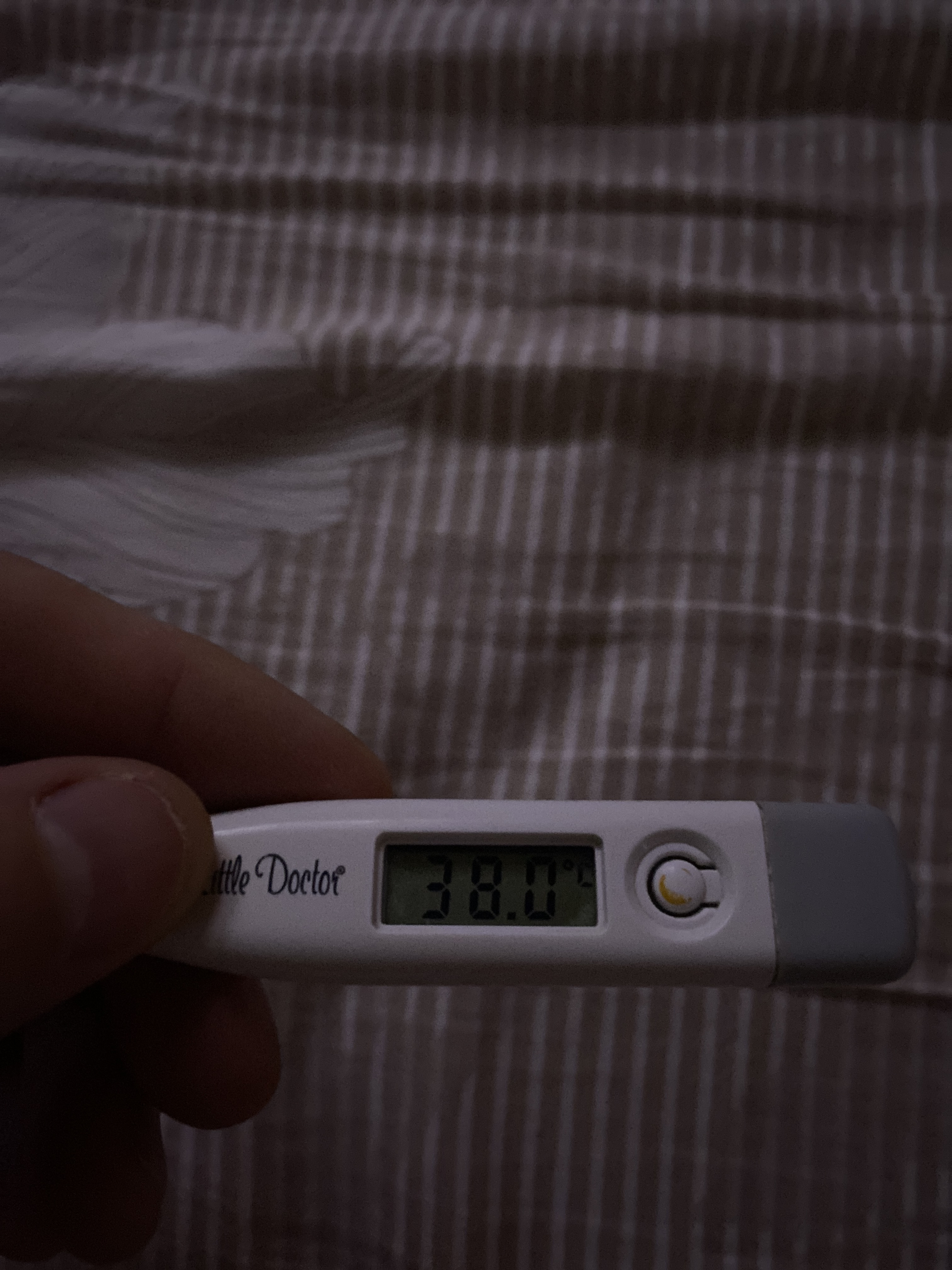 Градусник с температурой 39 фото на кровати