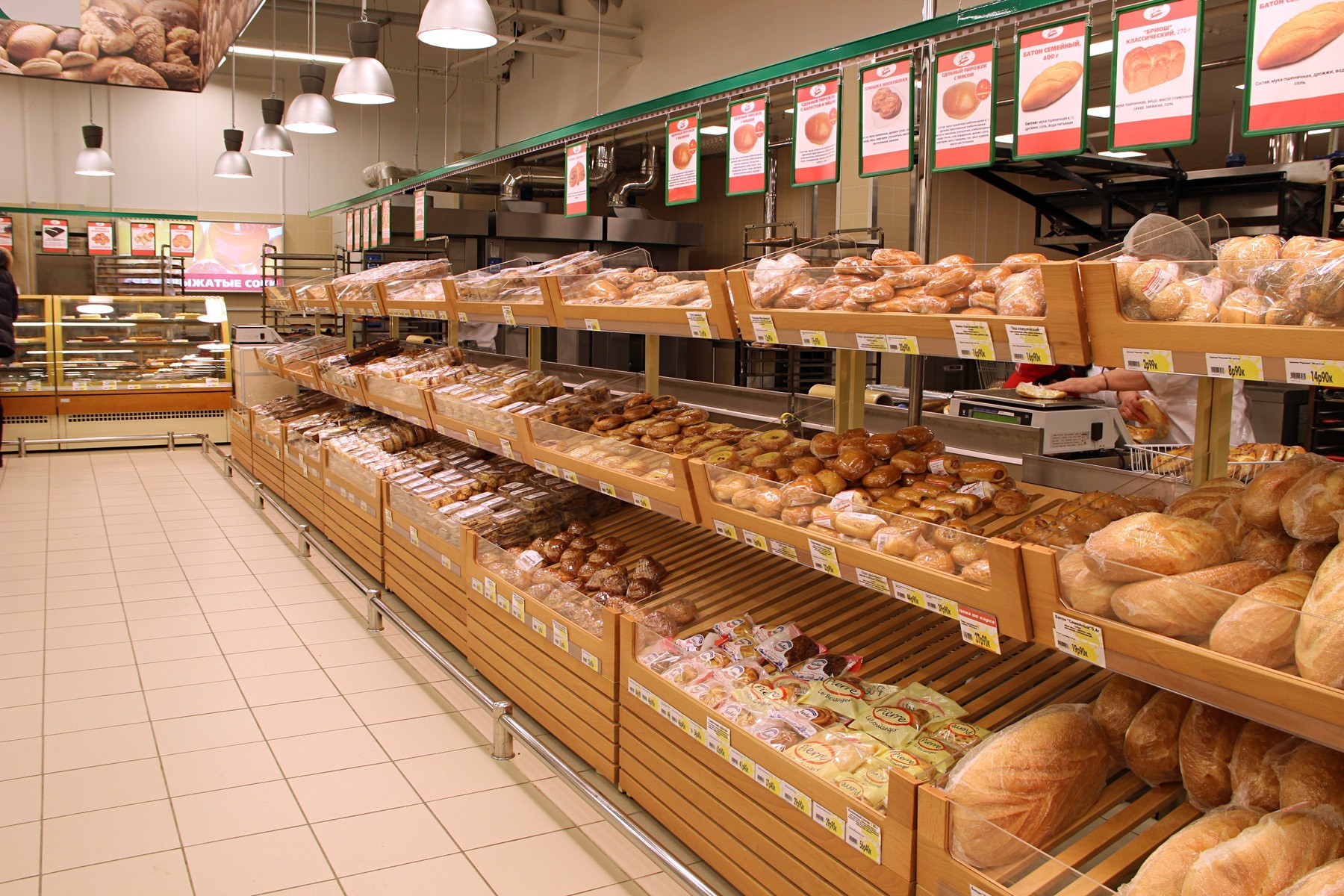 Хлеб сеть магазинов. Выкладка хлеба. Супермаркет хлебный отдел. Выкладка выпечки. Супермаркет выпечка.