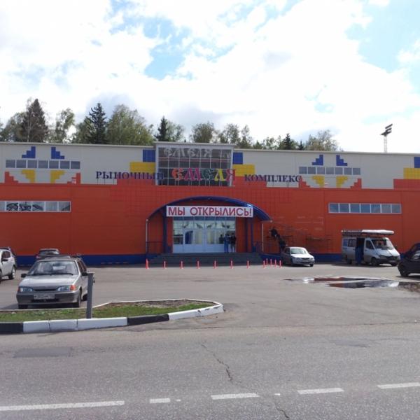 вид на тц емеля с парковки