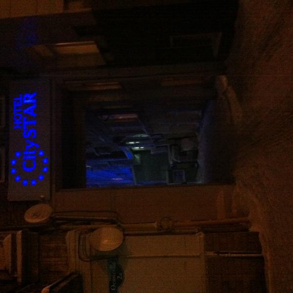 вьезд к гостинице в арку, между домами