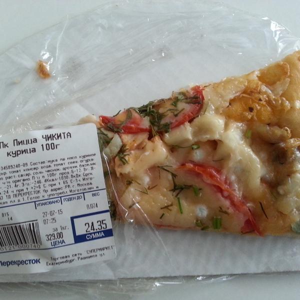 кусок пиццы "Чикита", купленной в "Перекрёстке" 27.07.2015.
Фото без вспышки
