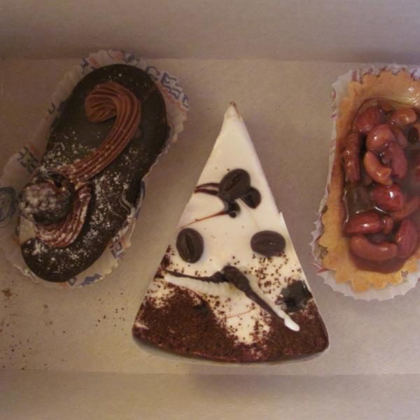 Самое смешное, что я так и не одолела до конца эти три пирожных :))