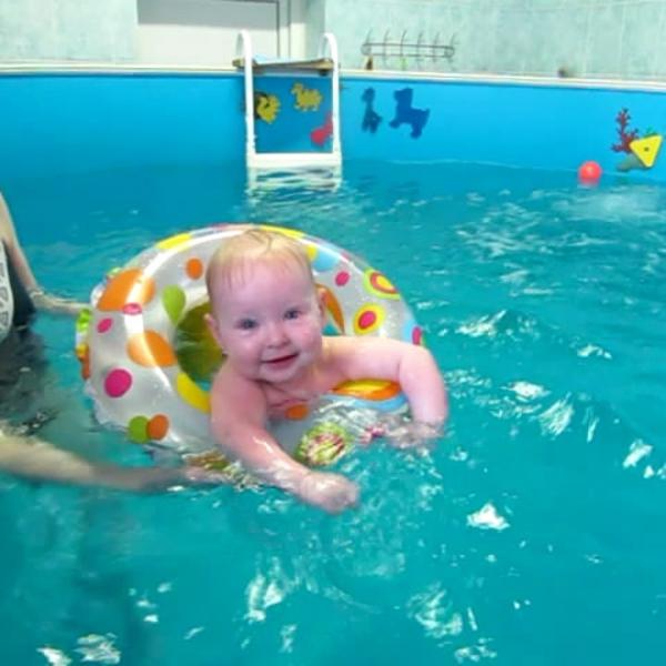 в маленьком бассейне, доче 8 месяцев
