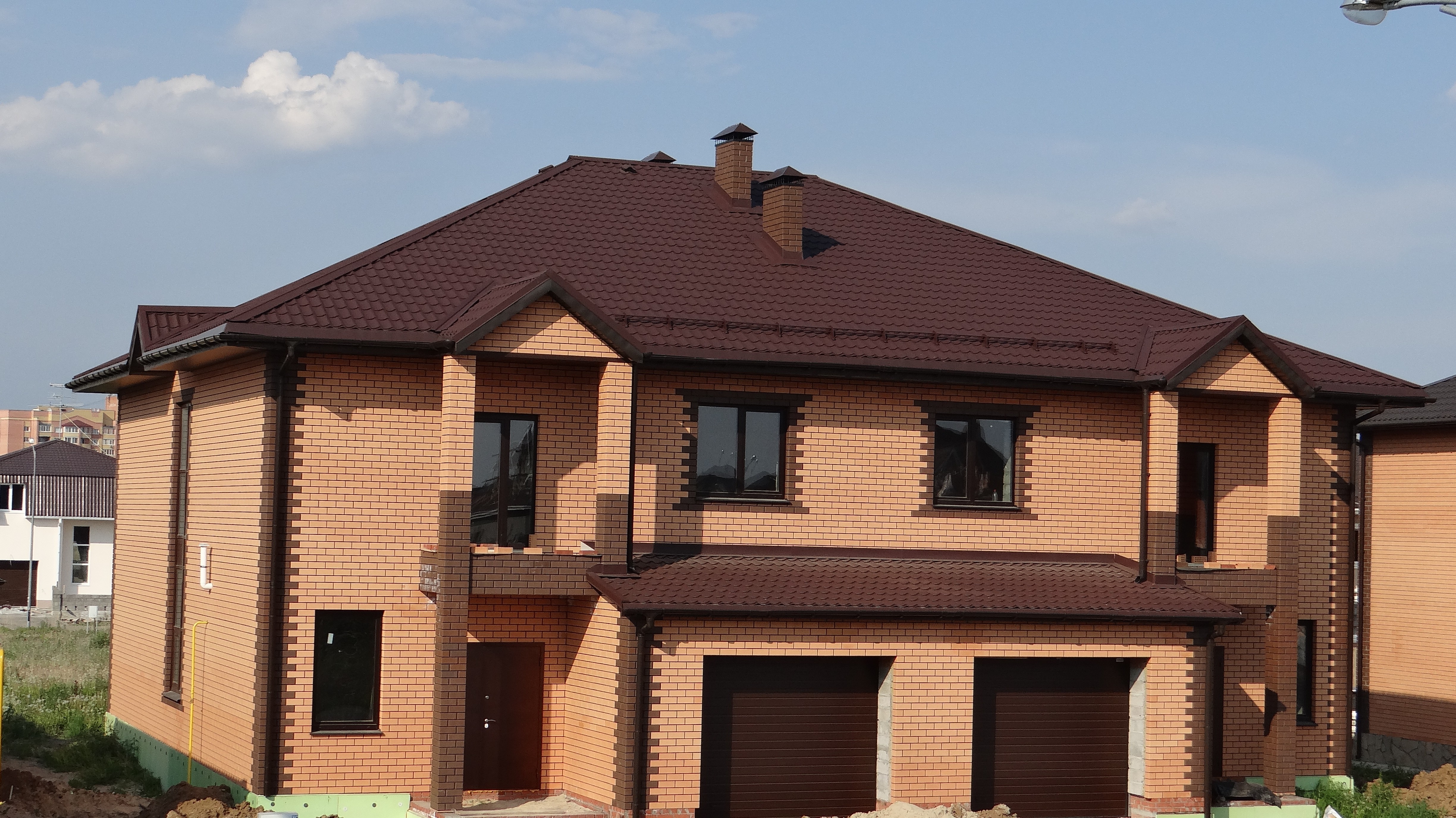 двухэтажный дом с гаражом. дома работы в категории. гостиная с деревянной лестницей. фасад частного дома. стройка коттеджа.