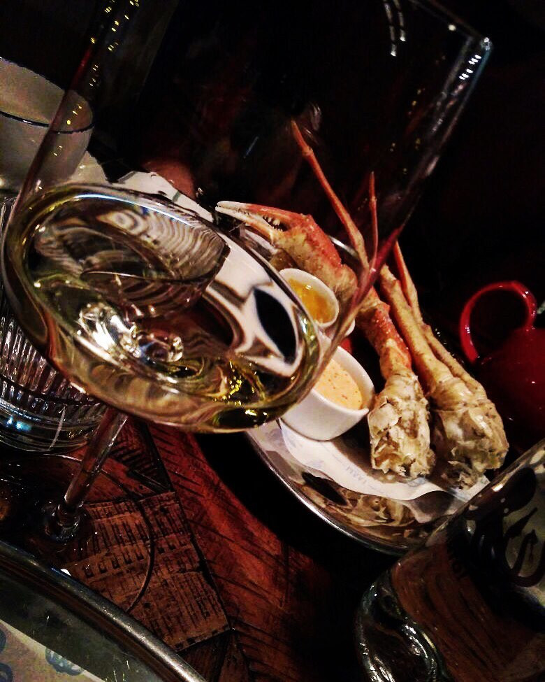 Wine and crab ресторан