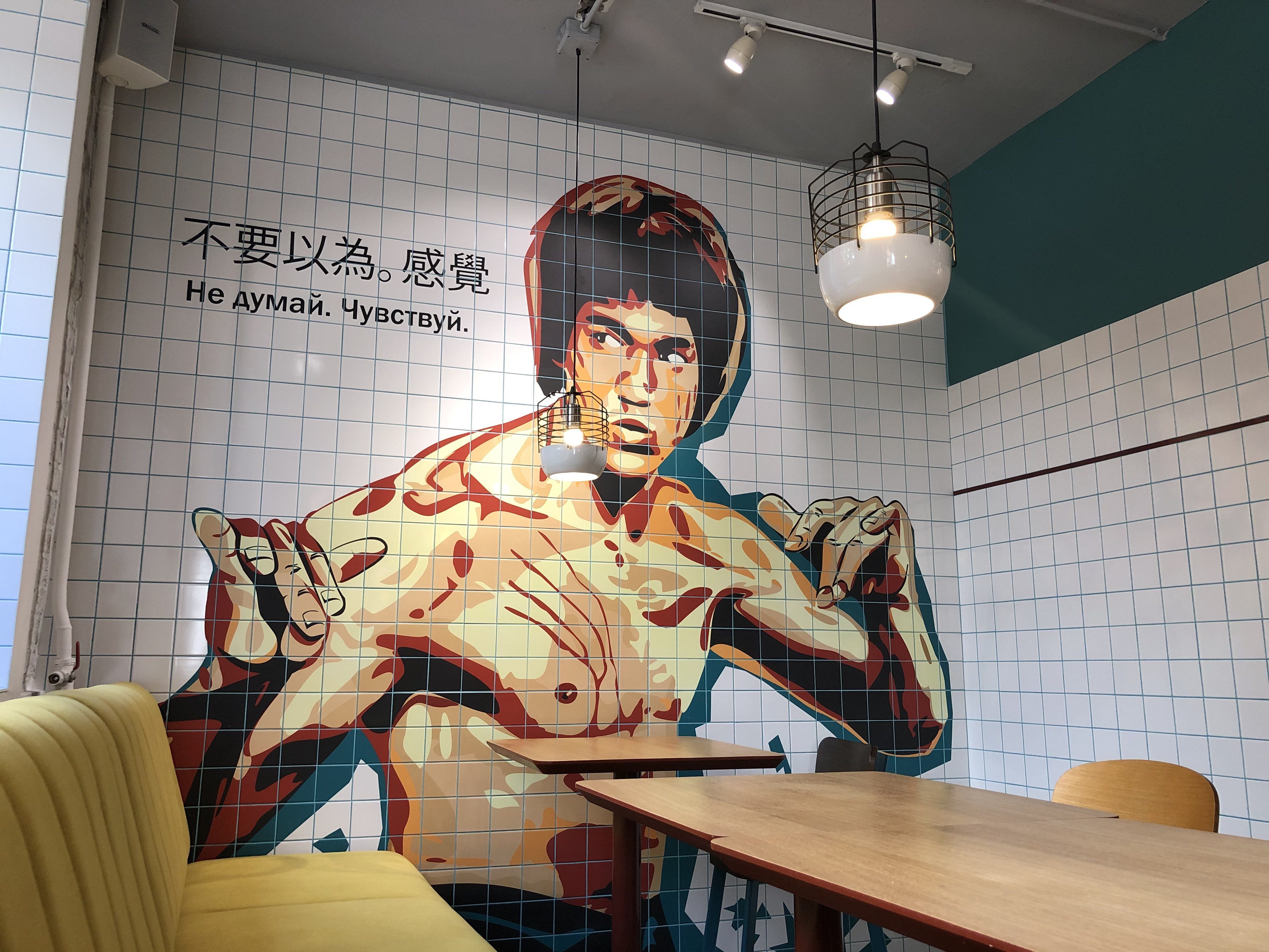 Кафе ли. Bruce Lee Cafe. Bruce Lee, Красноярск. Брюс ли кафе Красноярск. Кафе Bruce Lee Café.