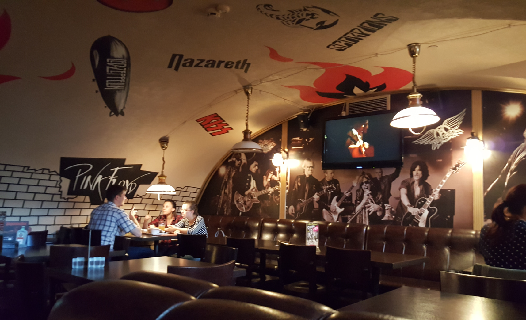 Бары с живой рок. Rock pub Санкт-Петербург. Бар Rock pub СПБ. Рок паб Санкт-Петербург на Невском. Rock pub на Невском.