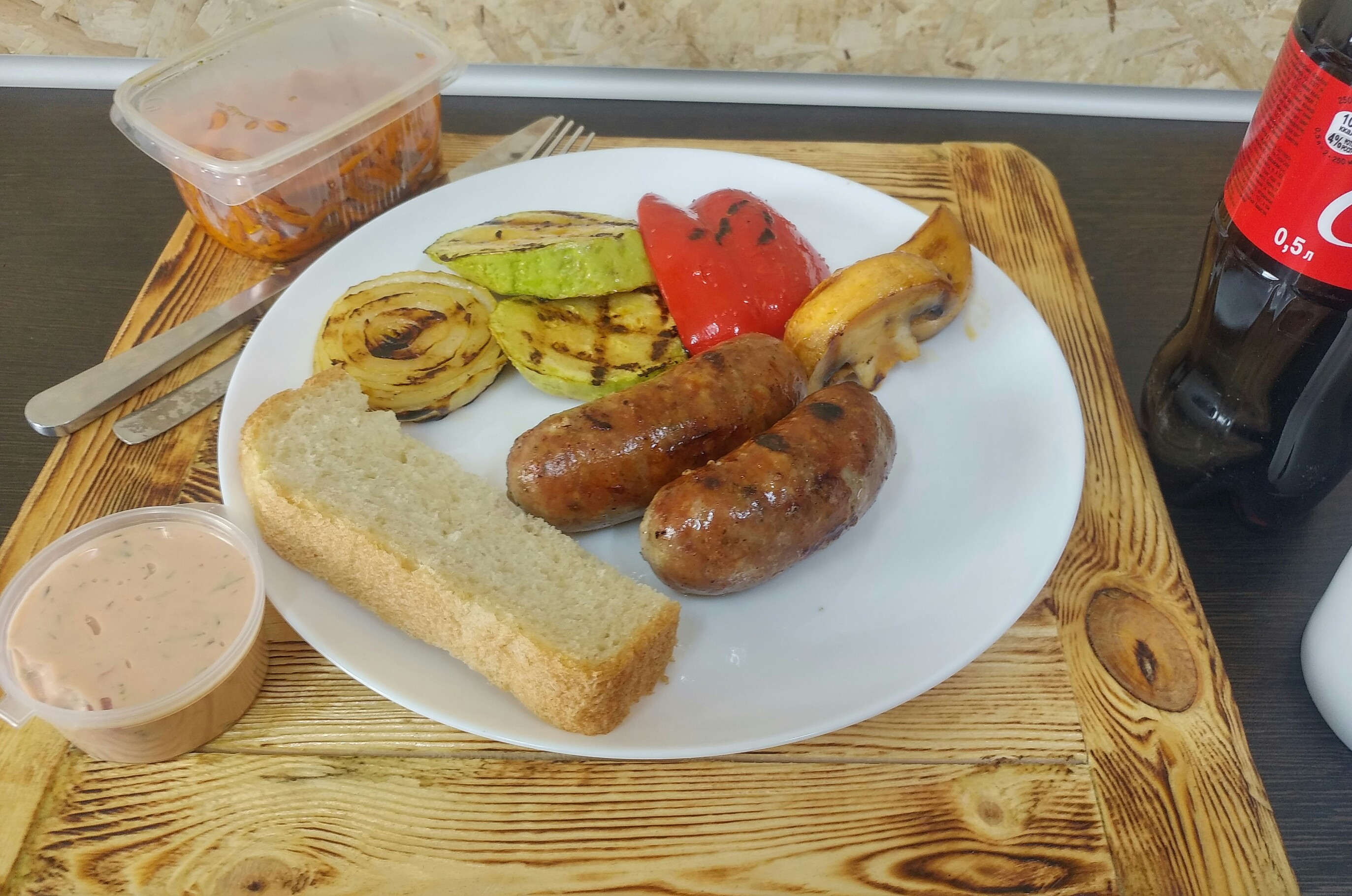 Кайзер вюрст калининград. Вюрст колбаса. Grillwurst. Кружка Кайзер Вюрст.