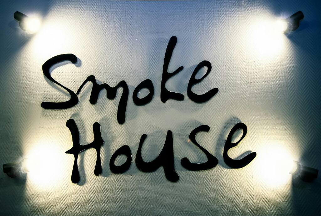 Смок текст. Смок Хаус. Надпись Смок. Надпись Хаус. Smoke House логотип.