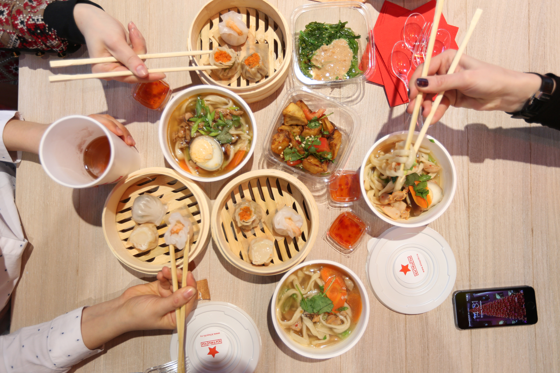 Китайский ужин. Китайский стол с едой. Кухня Китая. Традиционный китайский стол. Ужин в Китае.