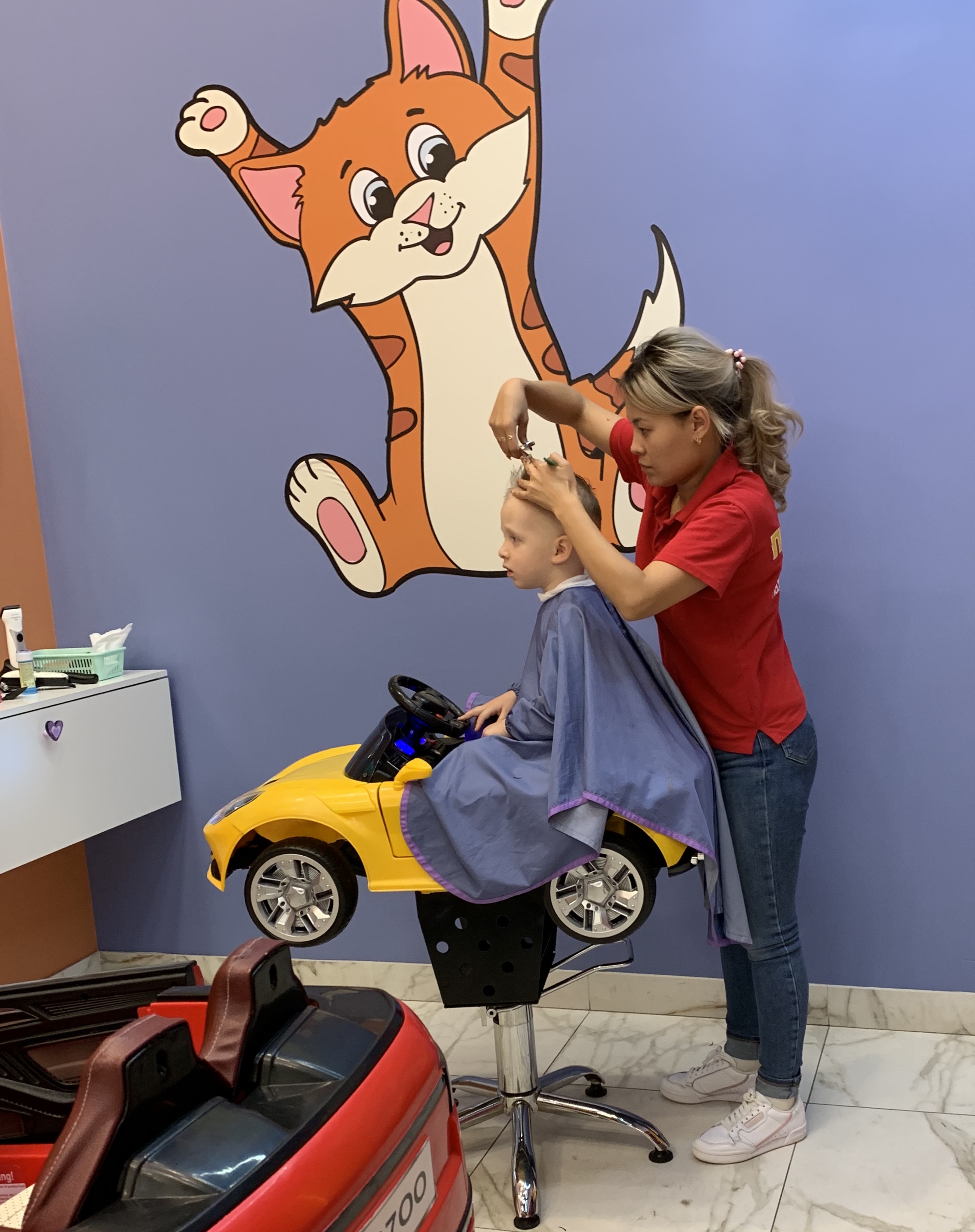 парикмахерская с детским креслом