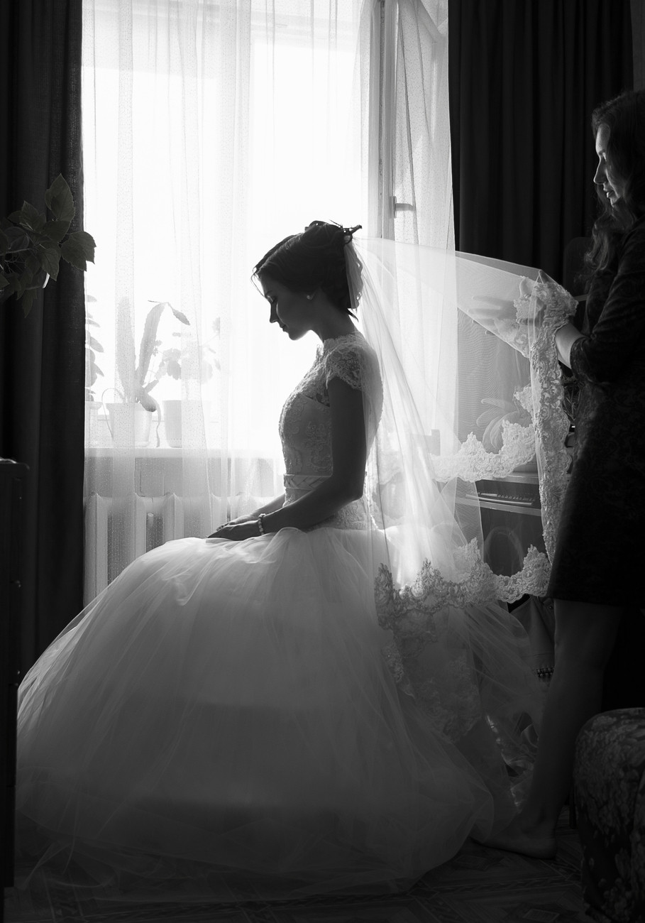 Невеста со спины черно белые