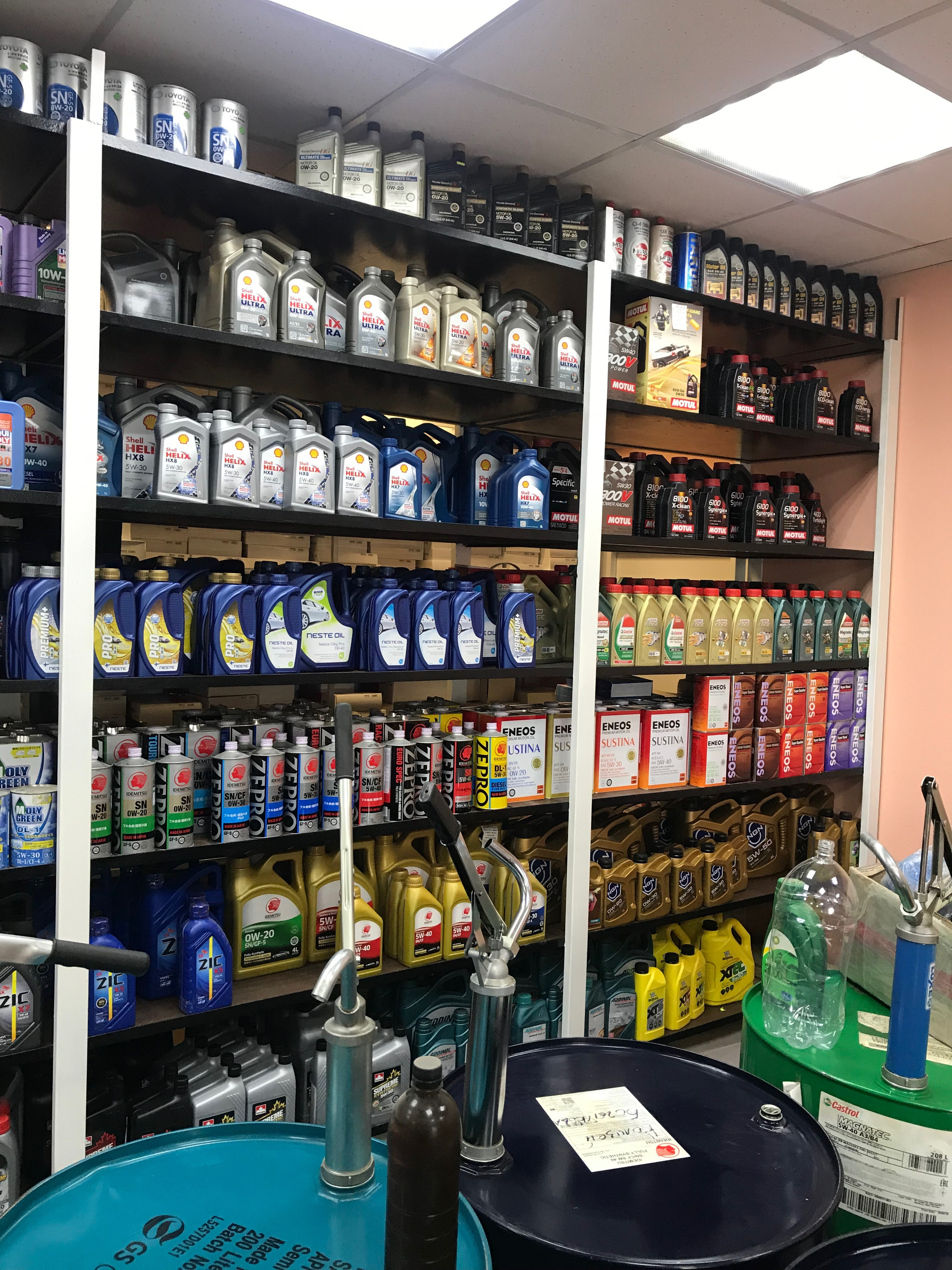 Магазин автомасел. Магазин масел в новосибирске. Автомагазин масел. Расстановка масел в автомагазине. Автомагазин масел.