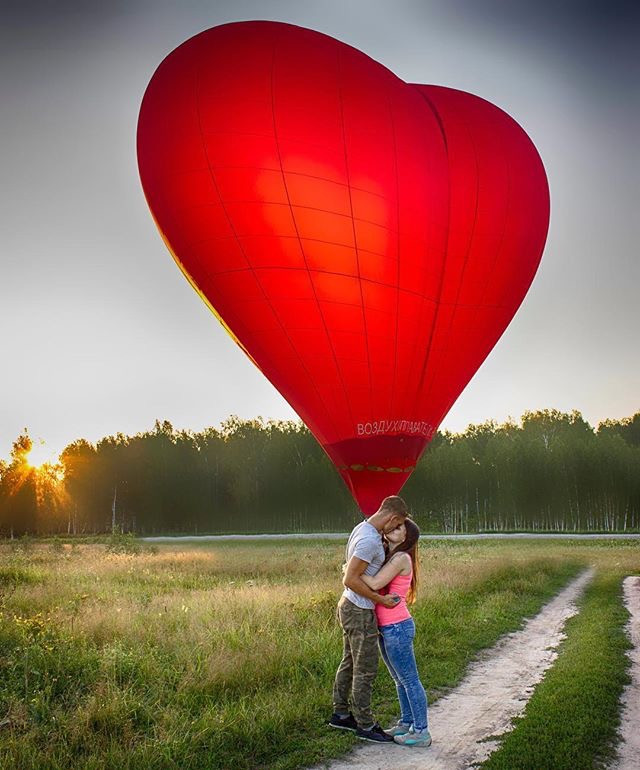 Сердце полетело. Воздушный шар. На воздушном шаре. Воздушный шар в форме сердца. Романтика на воздушном шаре.