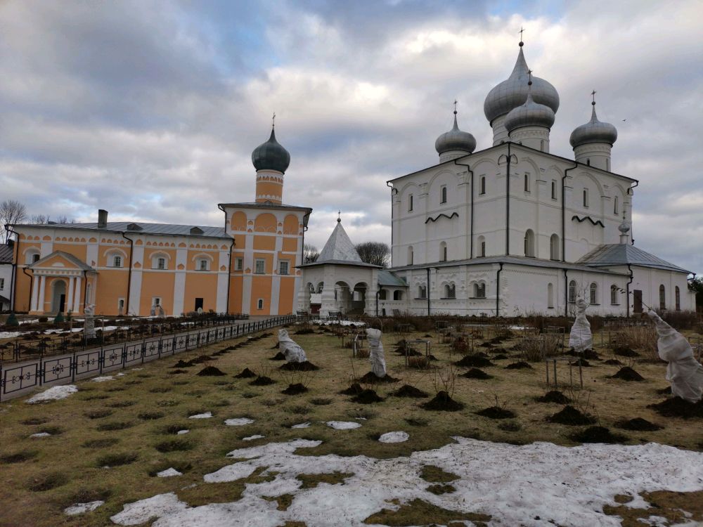 Хутынь великий новгород. Хутынь Великий Новгород монастырь. Монастырь Варлаама Хутынского Великий Новгород. Преображенский Варлаамо-Хутынский монастырь.