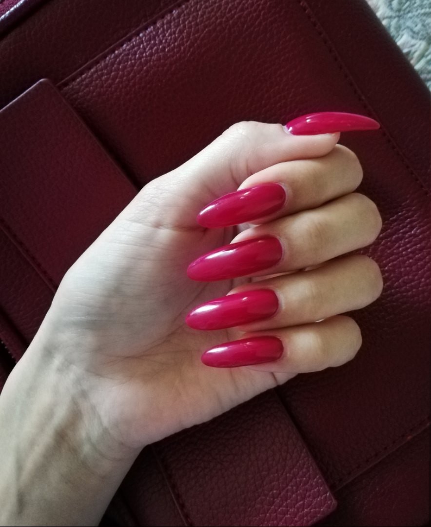Cherry nails club к433. Ногти с фирмы диор. Essie bordeaux. Катя черри. Cherry nails лого.
