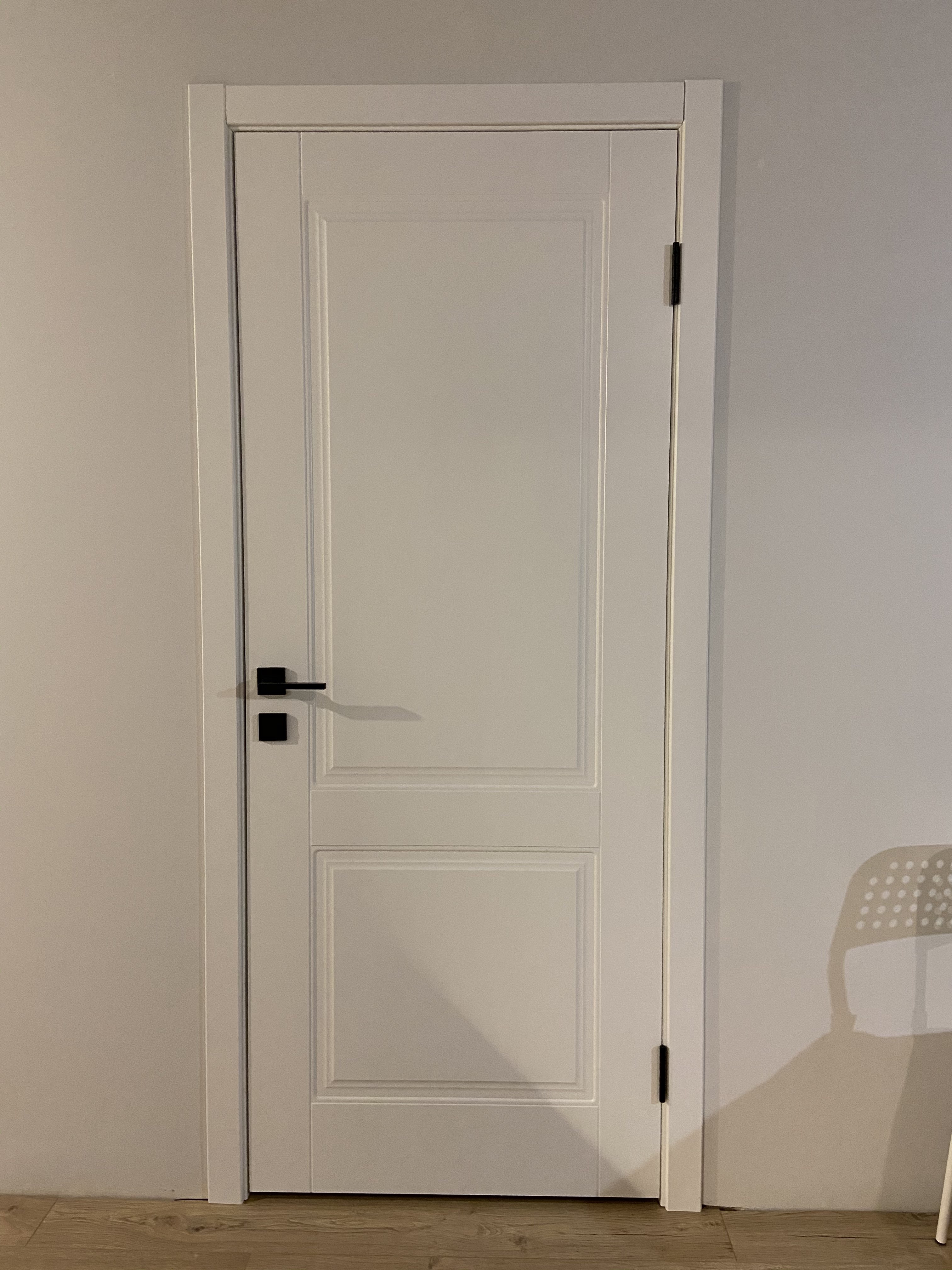 Белые двери с черными ручками и петлями в интерьере