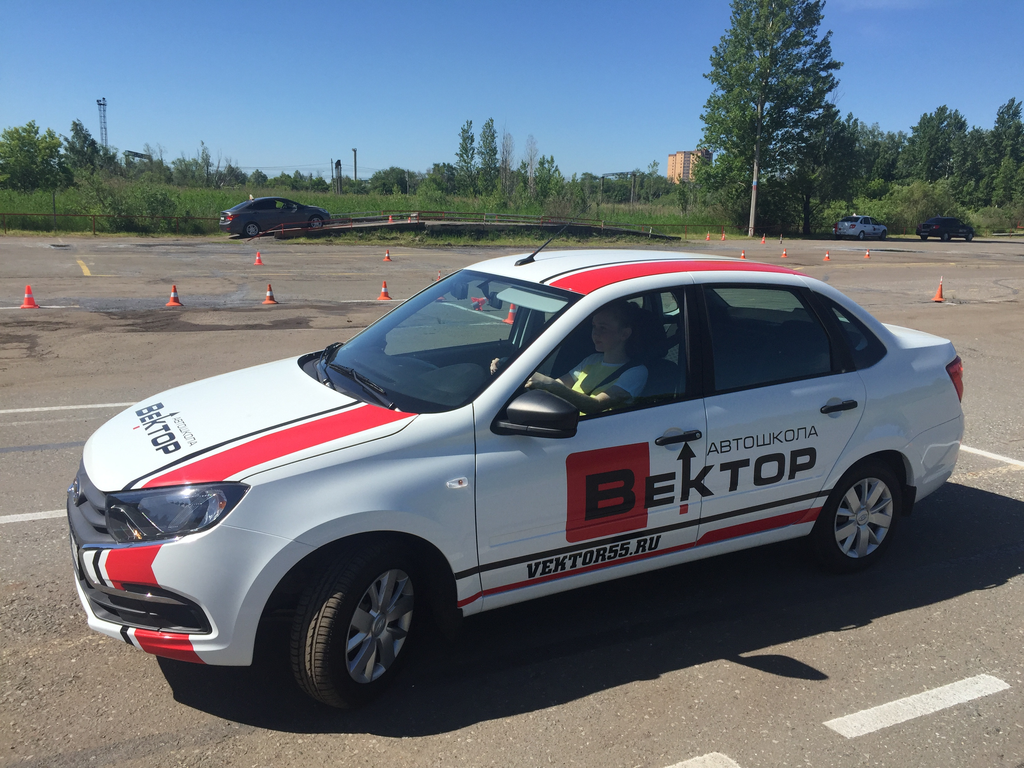 Автодром омск. Автошкола вектор Омск на Кирова 47. Автошкола вектор Омск инструкторы. Автошкола вектор Калачинск. Вектор Федеральная Академия вождения.