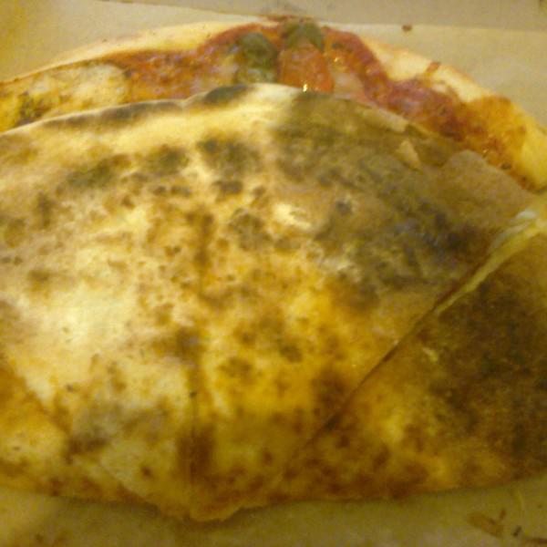 Обратная сторона пиццы Пепперони от Перцев.