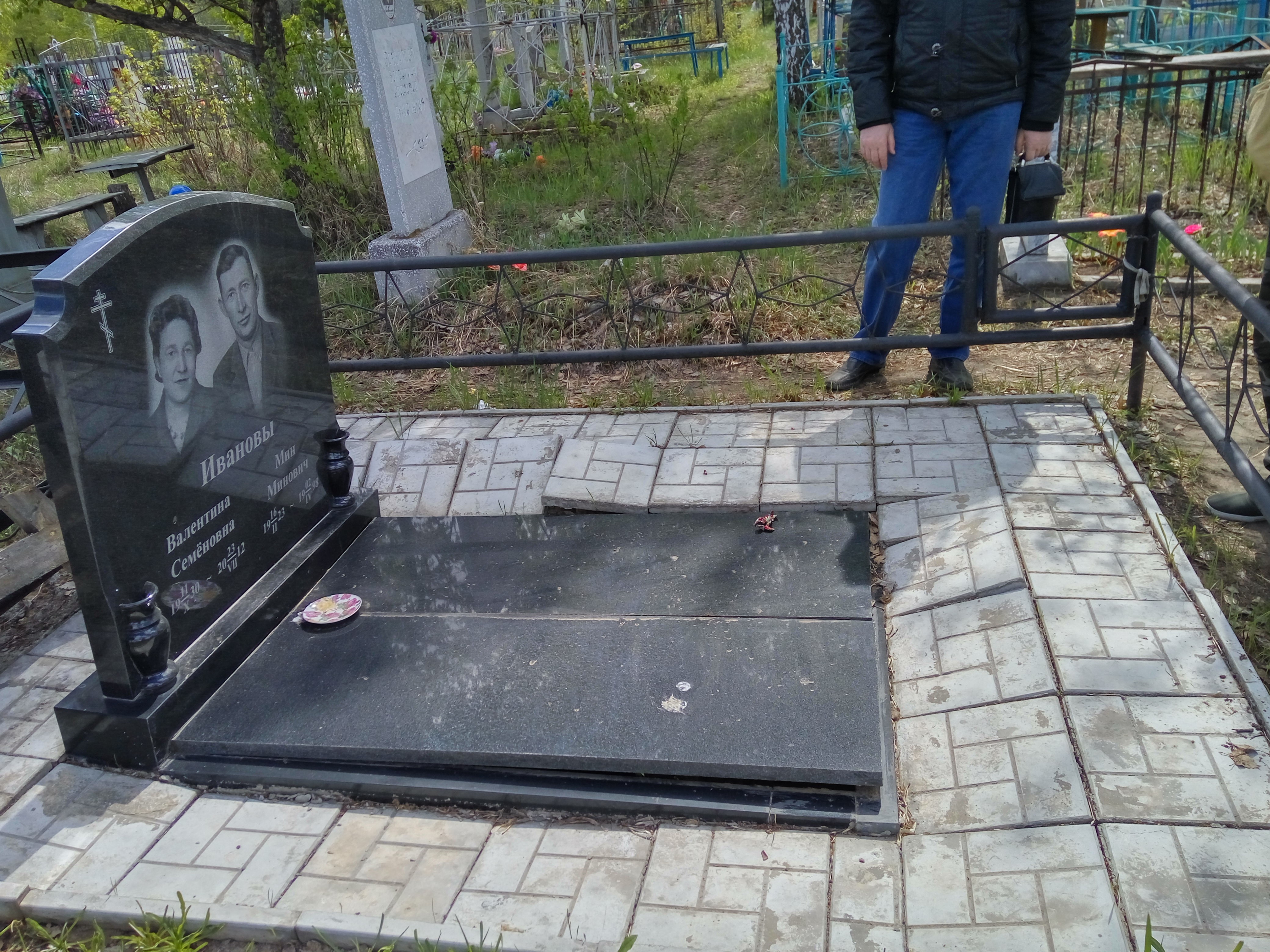 памятник родителям фото на кладбище