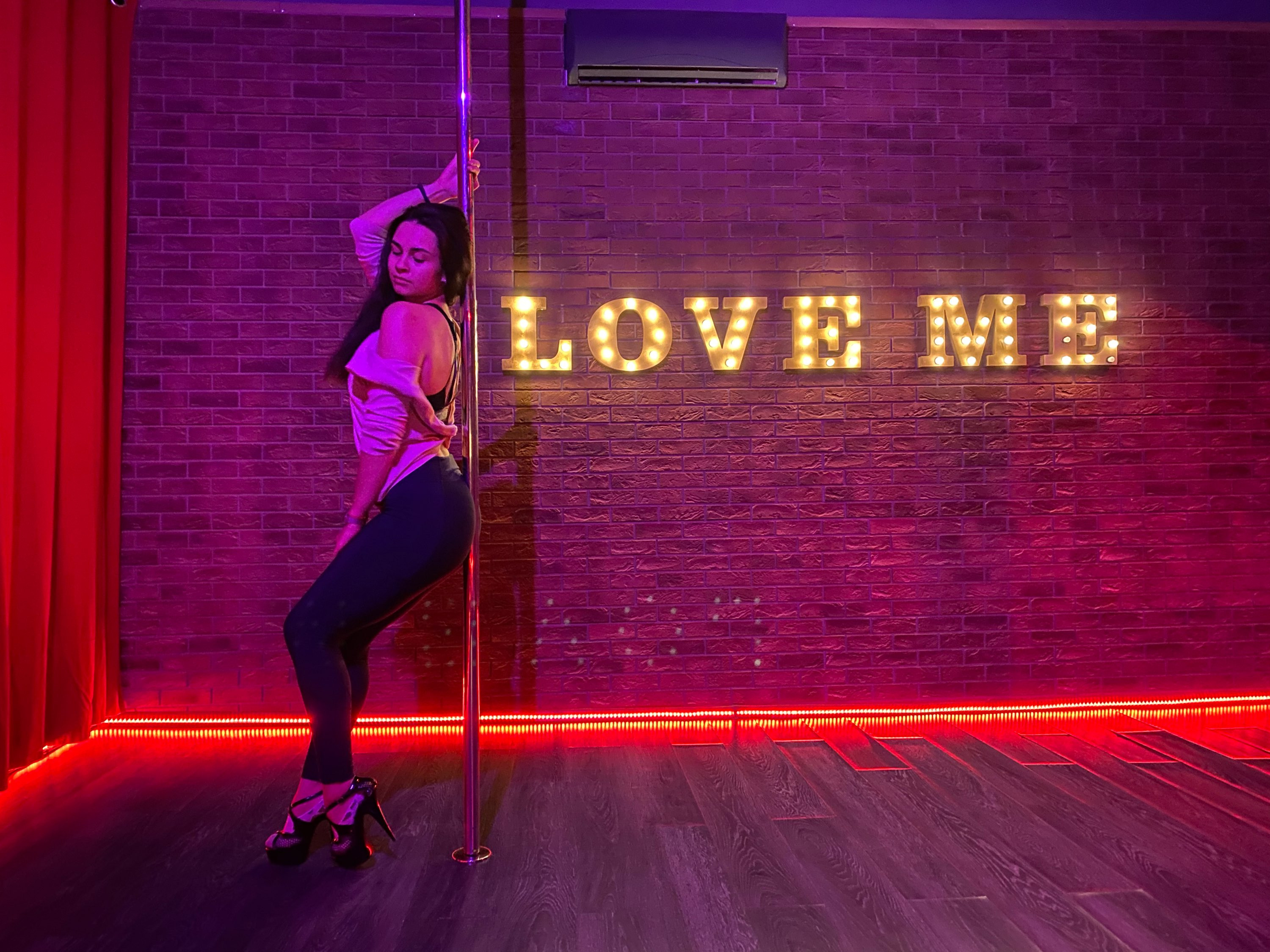 Ресторан горький пермь. После танцев. Тренировка девочек в балетном классе. Танцы в ресторане фото. Йога на полотнах.