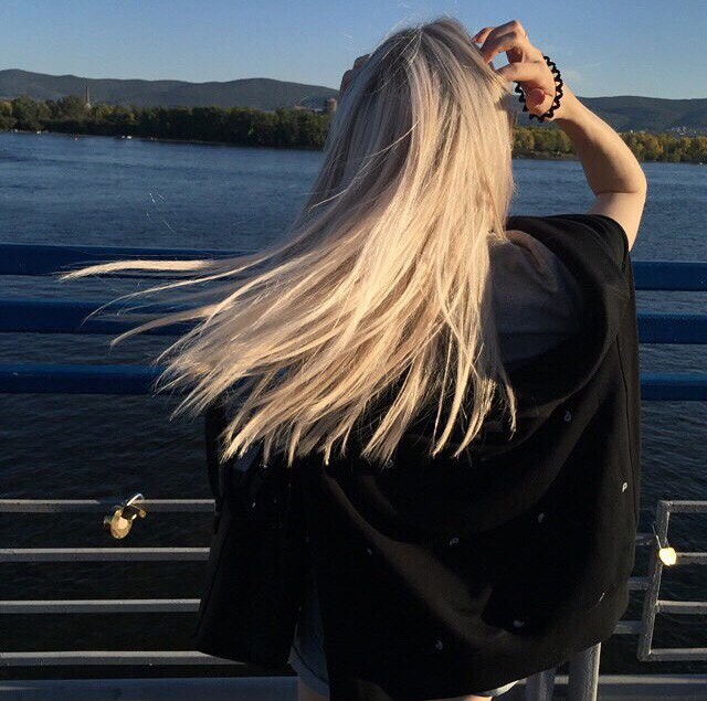 Блондинка длинные волосы со спины фото