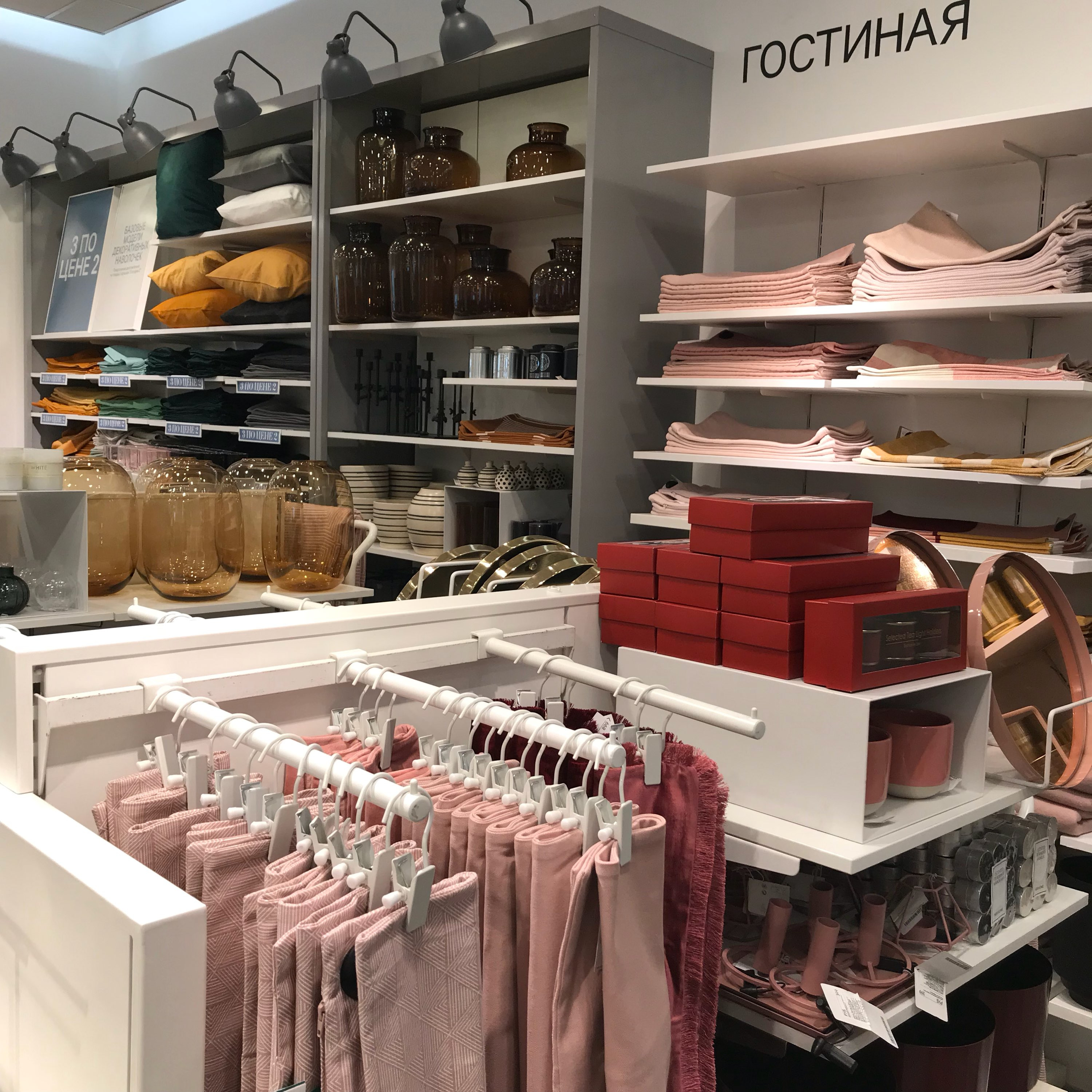 Н м новосибирск. Сеть магазинов одежды. H&M Новосибирск галерея. Магазин домашней одежды Новосибирск. Ассортимент сейчас в н&m.