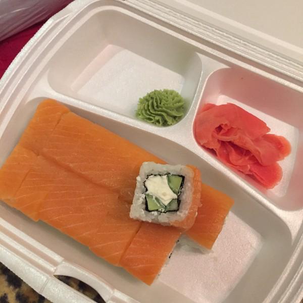 Порция филадельфии. Окинава университетская 10. Порция филадельфии. Порция филадельфии. Суши филадельфия с креветкой.