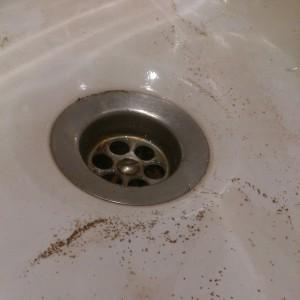 Ржавчина после слива воды в ванной по Куйбышева, 6.