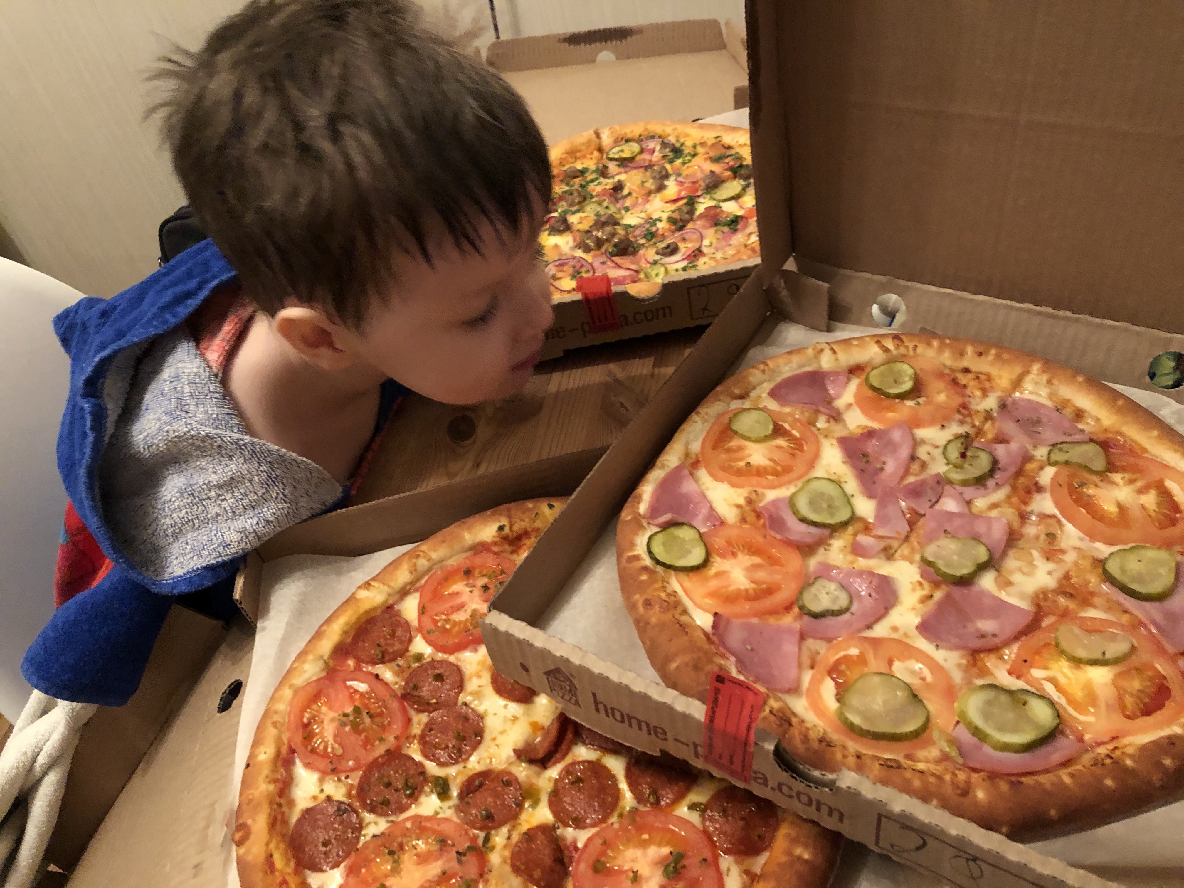 Детский стол с пиццей